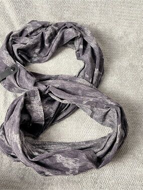 Lululemon vinyasa infinity scarf rulu incognito camo htr black
